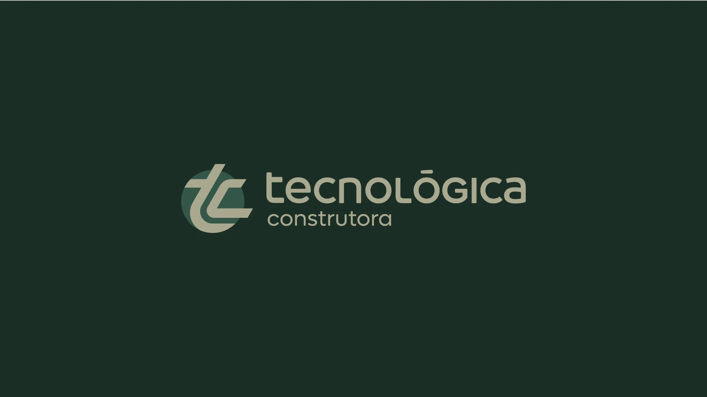 Logotipo Tecnológica Construtora em bege sobre verde escuro.